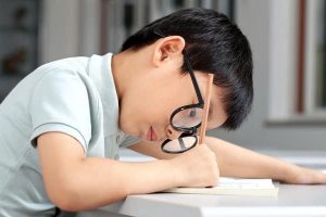 Cong vẹo cột sống và giải pháp phòng ngừa từ chiếc bàn học
