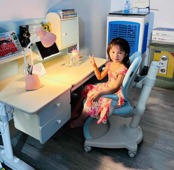 Bàn học chống gù