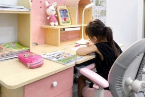 Góc Nhìn Nhỏ – Chuyện Kể Về Chiếc Bàn Học Biết Lắng Nghe
