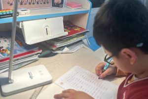 Đèn Học Chống Cận Cho Bé Cấp 1: Chọn Đúng Bảo Vệ Thị Lực