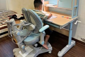 Khi nào nên thay ghế học của bé bằng ghế chống gù?