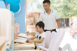 Trợ thủ đắc lực của ba mẹ bận rộn: Bàn chống gù thông minh