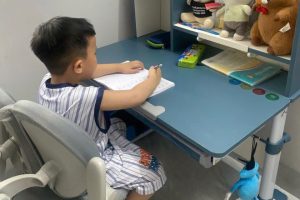 Hành trình của con với bàn học chống gù: Vững vàng mỗi ngày