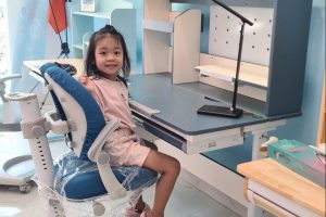Tại sao bàn học thông minh lại “gây nghiện” với các bé tiểu học?
