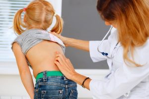 Bệnh gù lưng ở học sinh: Khi nào cần đến gặp bác sĩ?