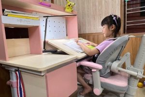 Kinh nghiệm chọn bàn học sinh thông minh cho bé theo độ tuổi