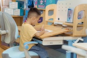 “Chiếc bàn thay đổi thế giới quan của trẻ” – Khám phá sức mạnh bàn học sinh thông minh